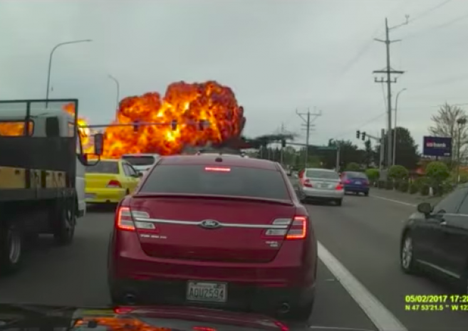 В США самолет упал на проезжую часть