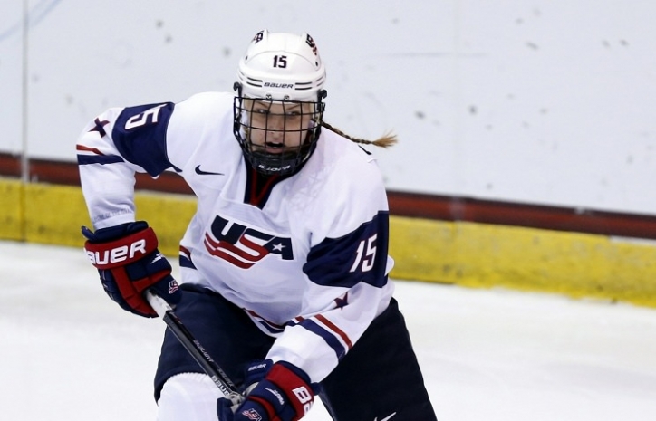 Хоккеистка сборной США приняла участие в тренировке «Тампы-Бэй»
