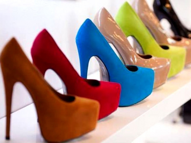 Обувь ярких цветов: выбор без страха