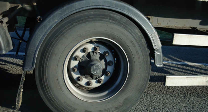 Молодой парень погиб под колесами грузовика в Павлодарской области