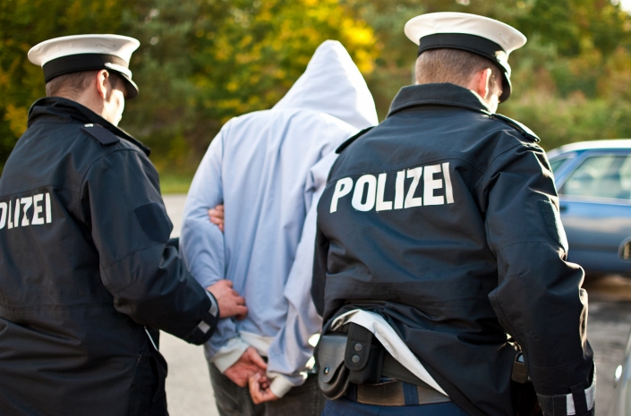 Неизвестный протаранил ворота резиденции Меркель в Берлине