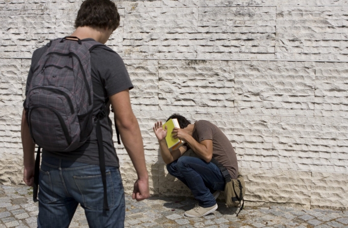 Подросток скончался после того, как его заставили съесть карбид