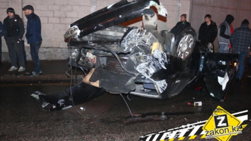В Алматы БМВ после столкновения перевернулась несколько раз