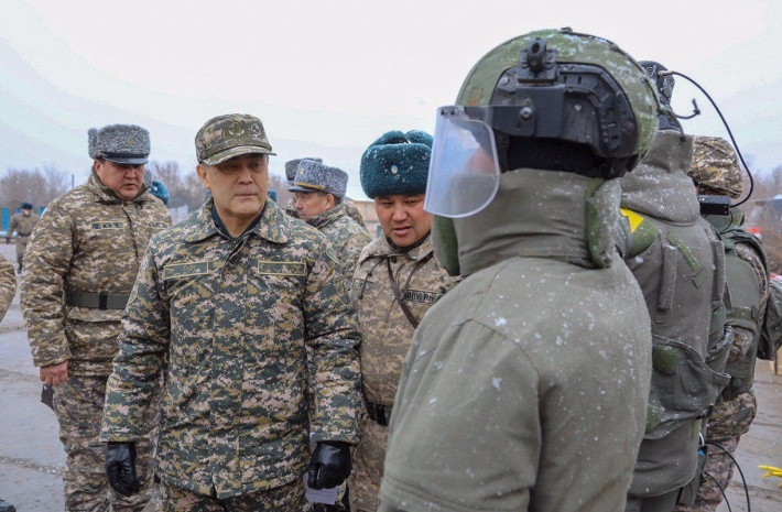 Это подтасовка —министр обороны прокомментировал видео «с танками в Алматы»