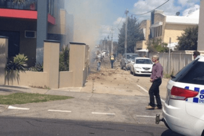 В пригороде Мельбурна легкомоторный самолет упал на жилой дом