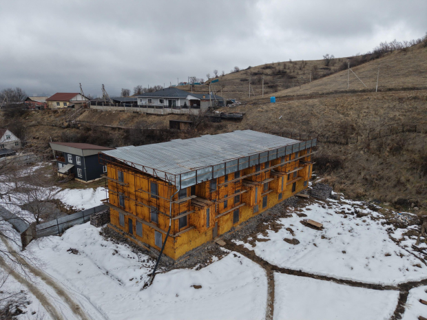Незаконный трехэтажный объект сносят в предгорье Алматы