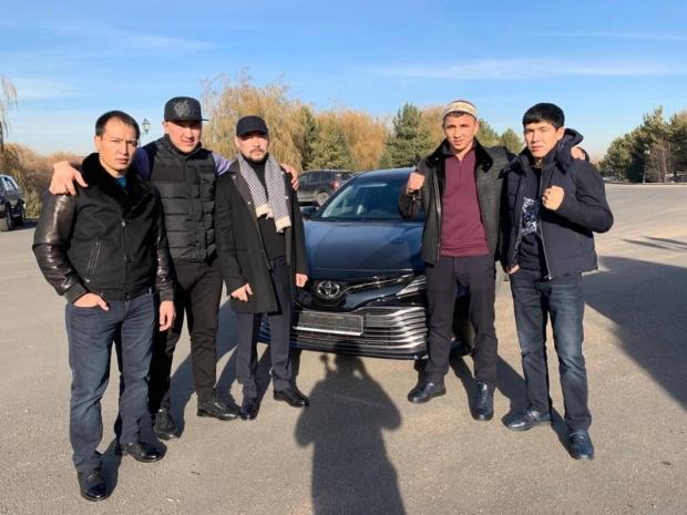 Непобежденному боксеру подарили машину в Казахстане