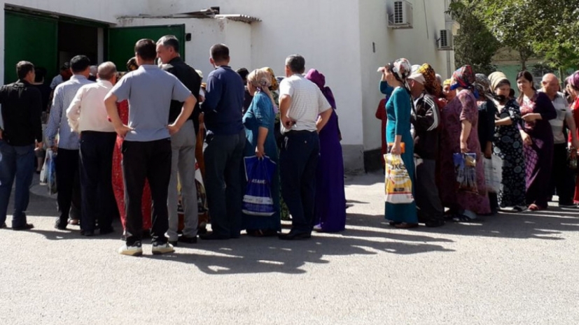 Очереди за хлебом растут у магазинов в Туркменистане