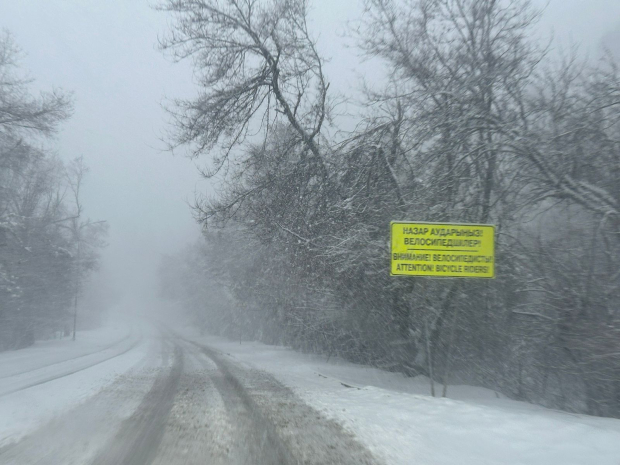 Республиканские трассы в пяти областях перекрыты из-за непогоды