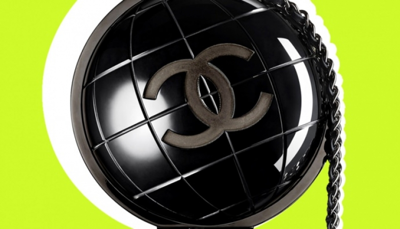 В Париже при помощи джипа ограбили бутик Chanel