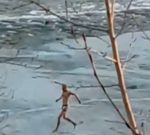 Мужчина в одних трусах прокатился на льдинах в Павлодаре. ВИДЕО, ФОТО