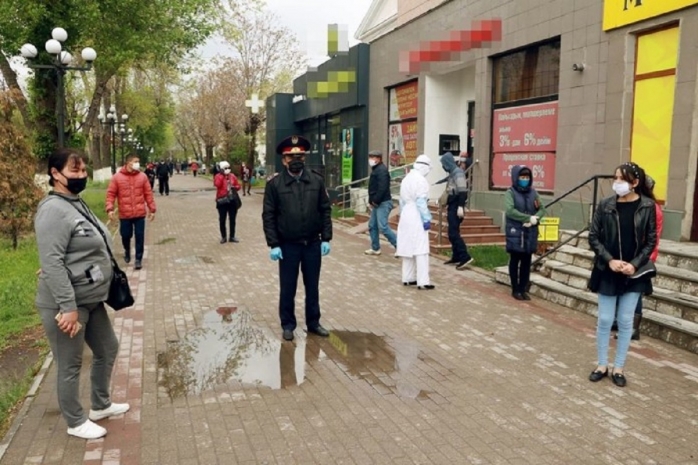 Полицейские и врачи дежурят возле банков в Шымкенте