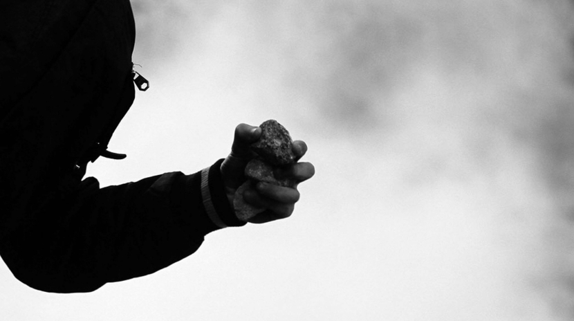 В Атырау приезжего забили камнями на кладбище