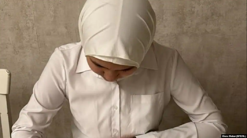 Запрет на ношение платков в школах не отменен – Верховный суд