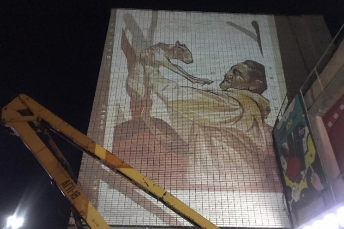 Мурал в честь погибшего инспектора Нургалиева рисуют в Караганде