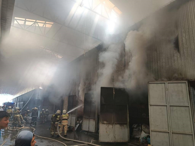 Пожар на рынке «Кенжехан-2» в Алматы локализован