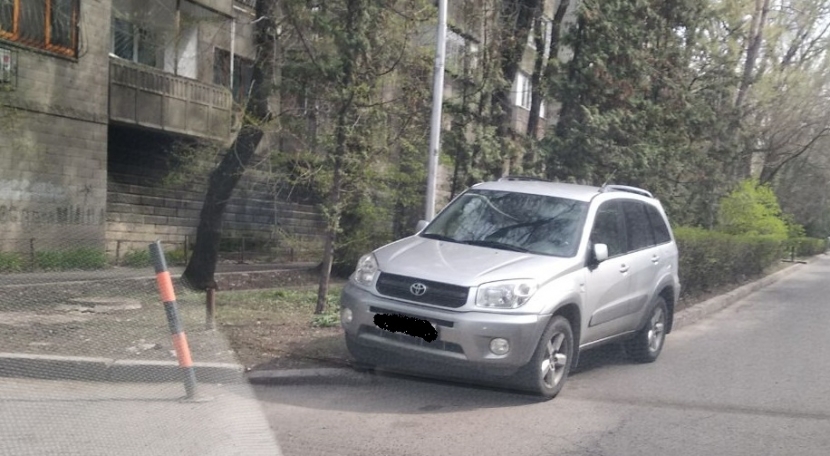Оштрафован водитель джипа, припарковавшийся на газоне в Алматы