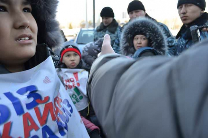 Министр труда РК осудила родителей за участие детей в митингах