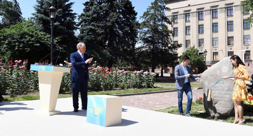 Елбасы заложил капсулу времени в Алматы