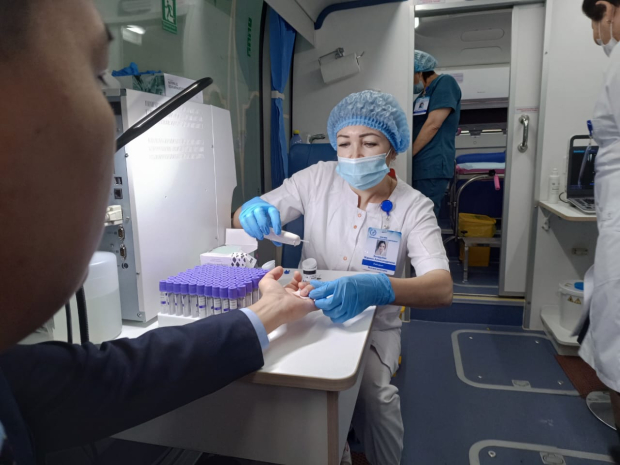 «Возможно, анализы фальсифицируют»: предприниматели обеспокоены задержками выплат в рамках ОСМС и ГОМБП