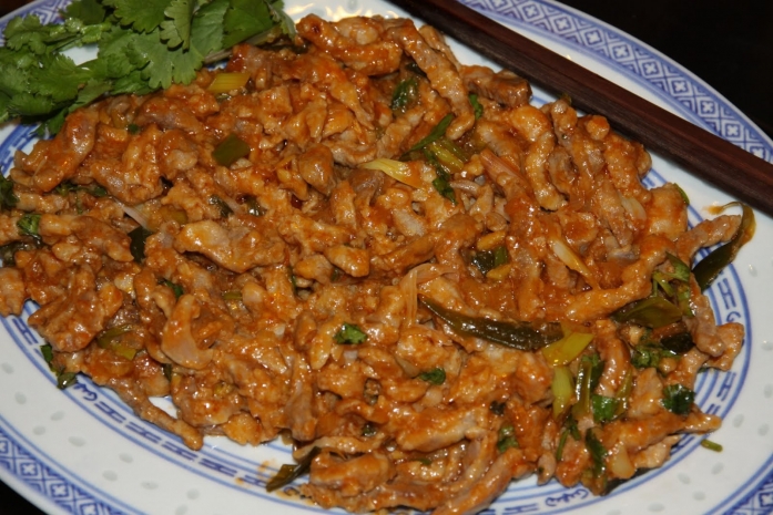 700 червей-паразитов обнаружили у китайца, отведавшего свинины