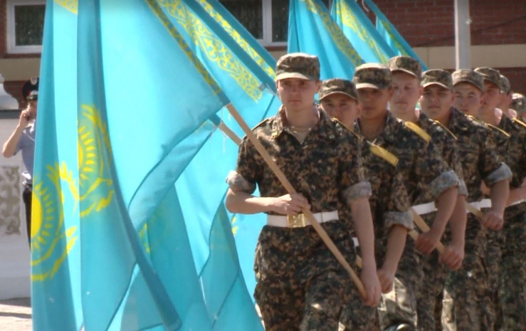 Необычный флешмоб к юбилею госсимволов устроили автоклубы и полиция Павлодара. ВИДЕО, ФОТО