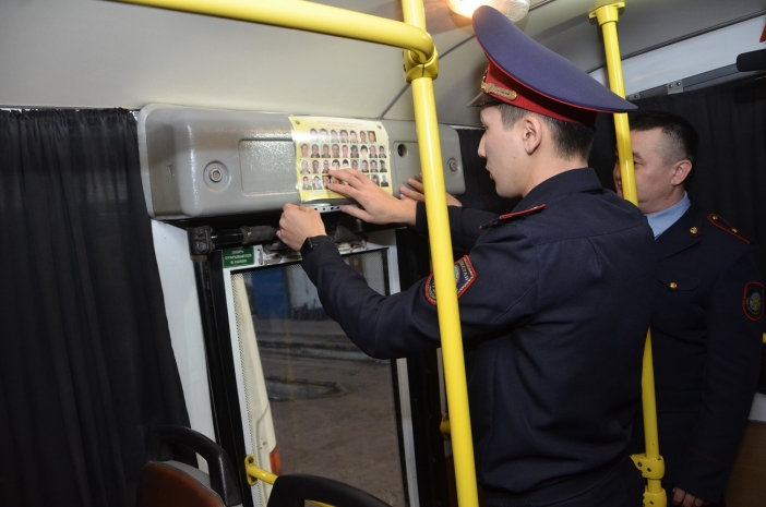 В карагандинских автобусах появились листовки с фотографиями «карманников»