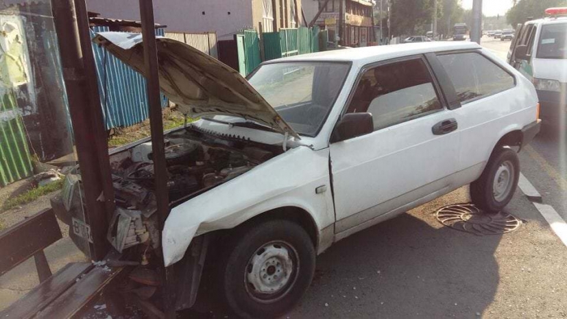 В Алматы автомобиль «снес» автобусную остановку (ФОТО)