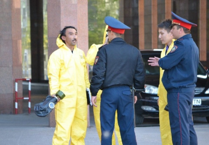 Активисты «Антигептила» устроили шоу перед окнами Акорды