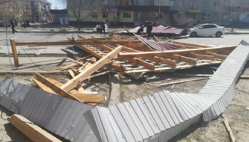 Снесло крышу с пятиэтажного дома в Атырау