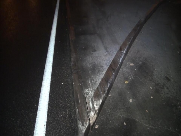 Бордюр стал причиной массовых ДТП в Алматы (ФОТО)