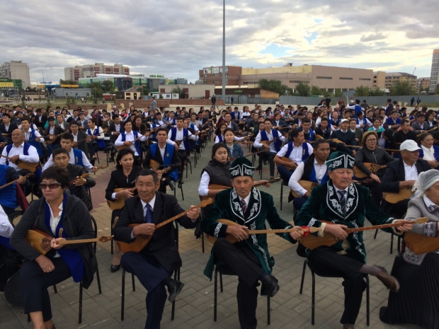 Домбристы из Уральска попали в Книгу рекордов