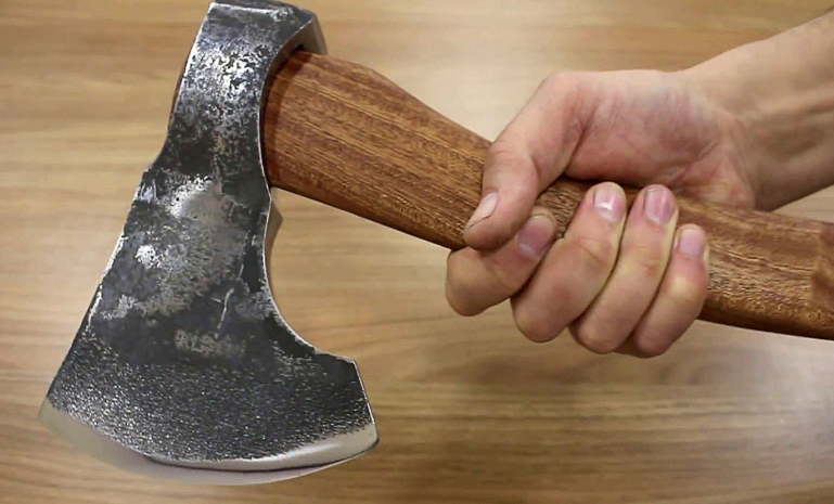 Ученик бегал по школьному коридору с топором в руках в Атырауской области