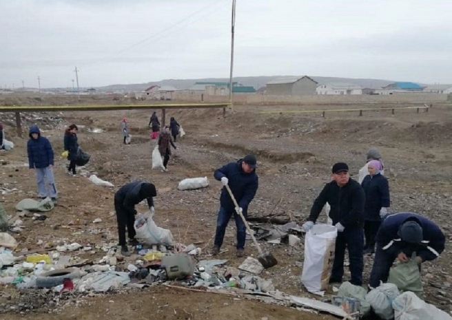 Чиновники Актау собрали 30 тонн мусора