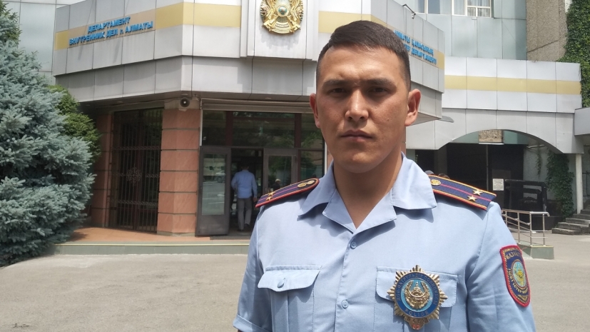 Алматинский полицейский спас женщину, пытавшуюся совершить суицид