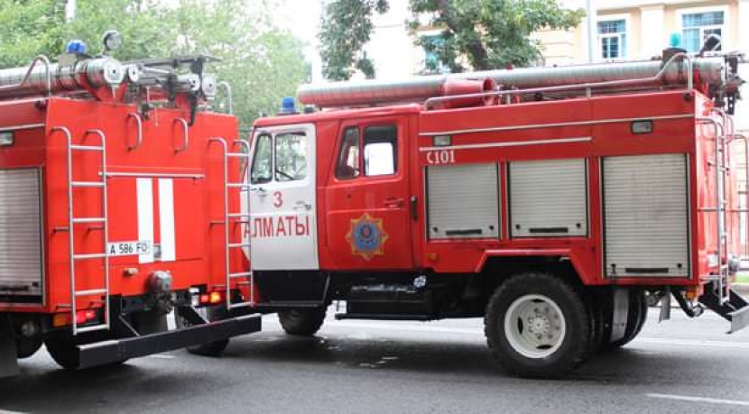 Торговый центр в Актау тушили 3 боевых расчета пожарных