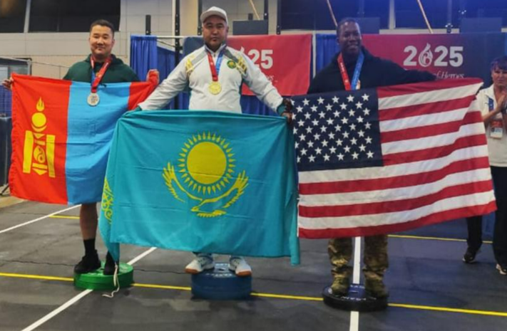 Штангист Кайрат Ургешбаев стал трехкратным чемпионом мира по пауэрлифтингу в США