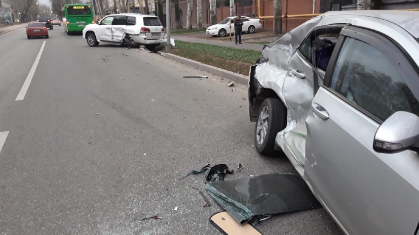 Водитель покинул место происшествия после ДТП с автобусом в Алматы