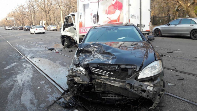 ДТП в Алматы: «Газель» ударила Mercedes и упала сверху