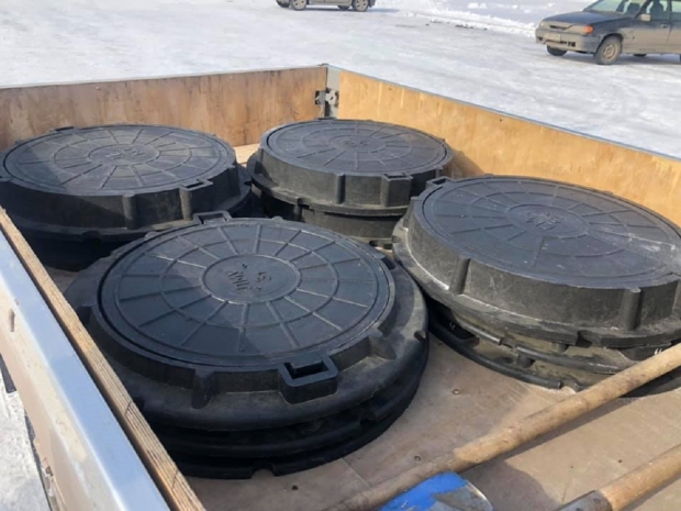 Жители Астаны самостоятельно закрывают опасные люки