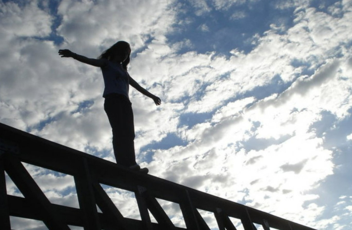 Девушка пыталась спрыгнуть с моста в Шымкенте