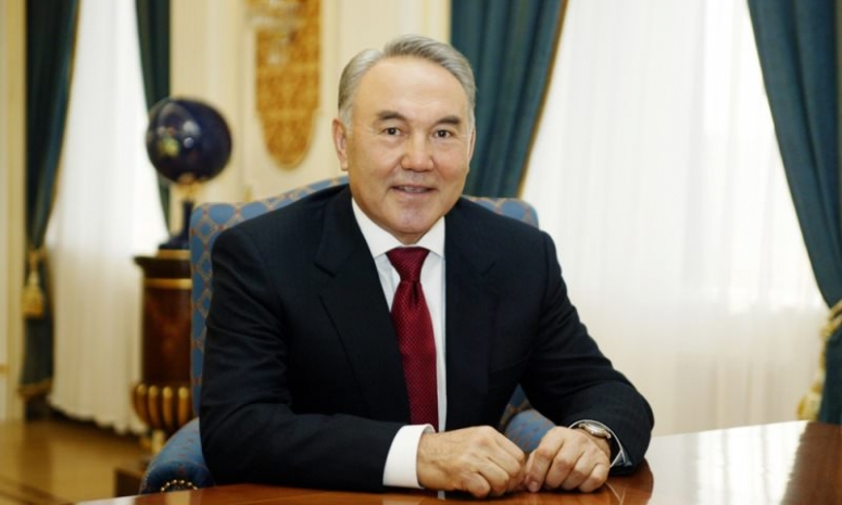 Назарбаев наградил Олжаса Сулейменова Государственной премией