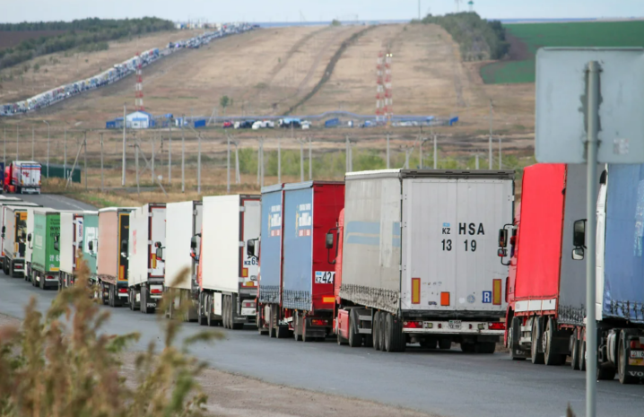 Многотысячная очередь образовалась на границе Казахстана и России