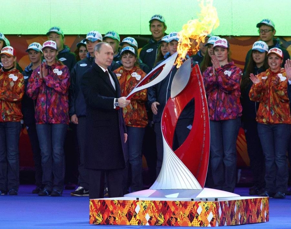 Путин зажег олимпийский огонь в Москве