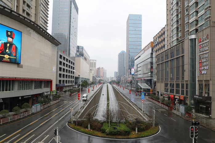 Дрон снял видео с безлюдными улицами Уханя