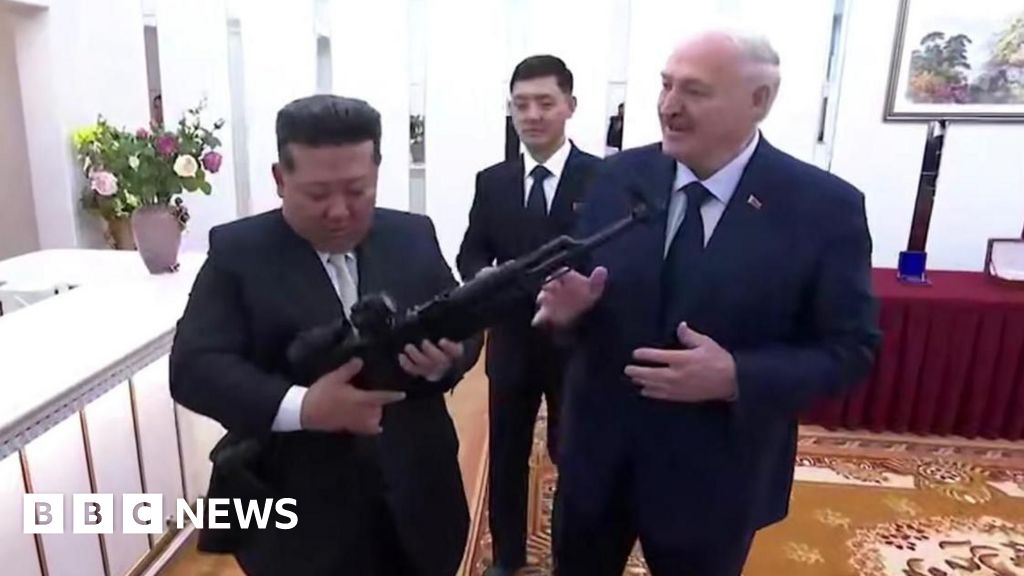 Лукашенко подарил Киму автомат на фоне подписания дружеского договора