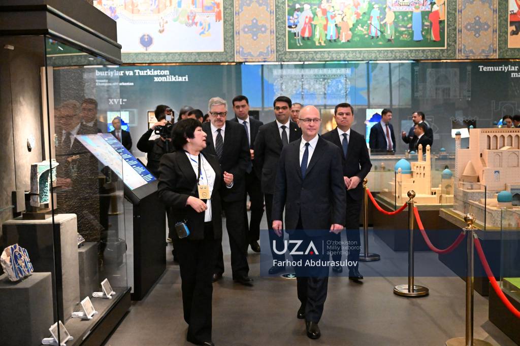 Российская делегация во главе с Кириенко посетила Центр исламской цивилизации в Ташкенте