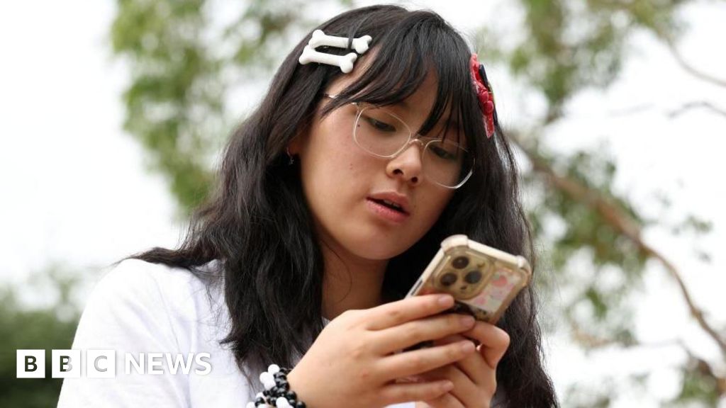 Австралия требует от соцсетей строгого соблюдения запрета для детей до 16 лет