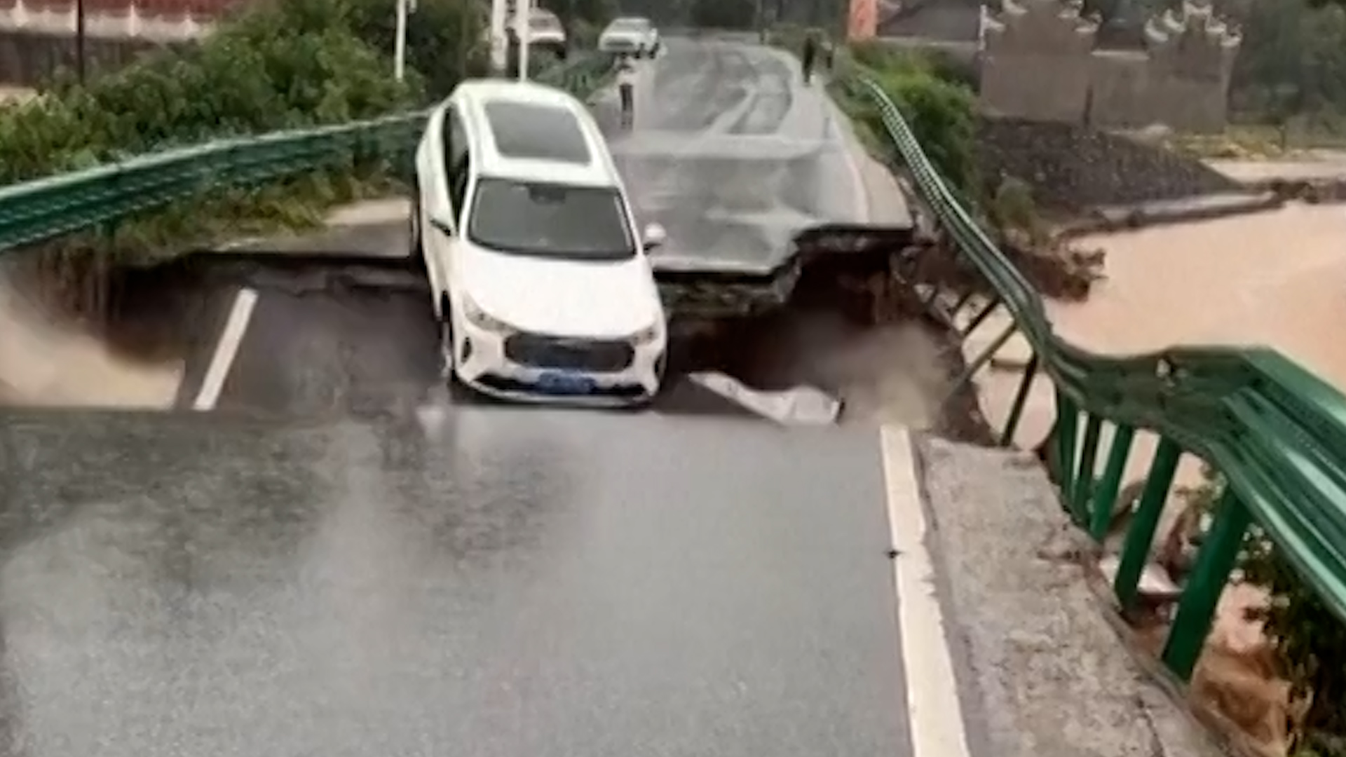 Қытайда көпір құлағаннан кейін автокөлікті су тасқыны шайып кетті
