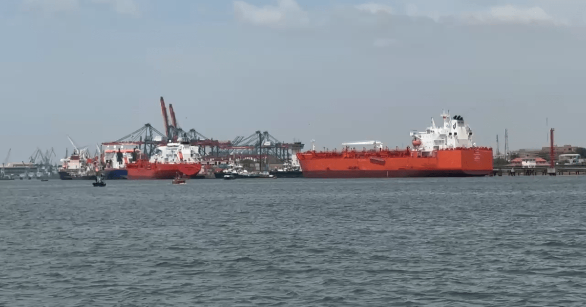 Корабли, направляющиеся в Пакистан, проходят через Ормузский пролив